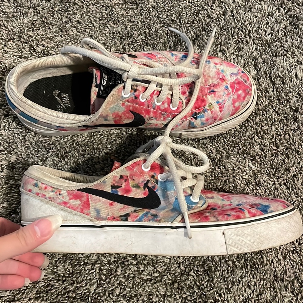 SALE ! Last chance ! Girls Nike shoes